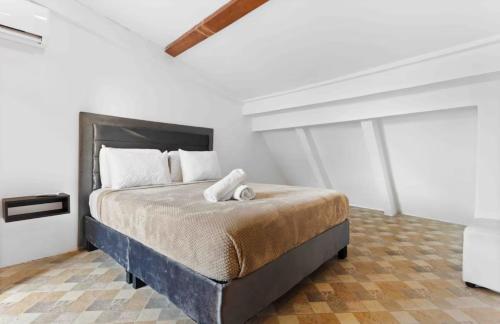 卡塔赫纳Casa Trinidad Getsemaní Hotel的白色房间里有一张大床的卧室