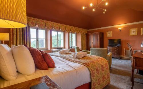 Un pat sau paturi într-o cameră la The Falcondale Country House Hotel