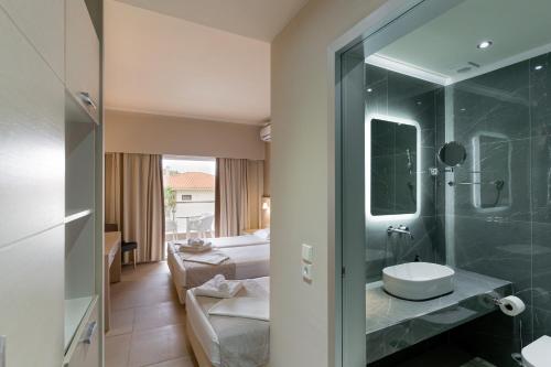 Ένα μπάνιο στο Siviris Golden Beach