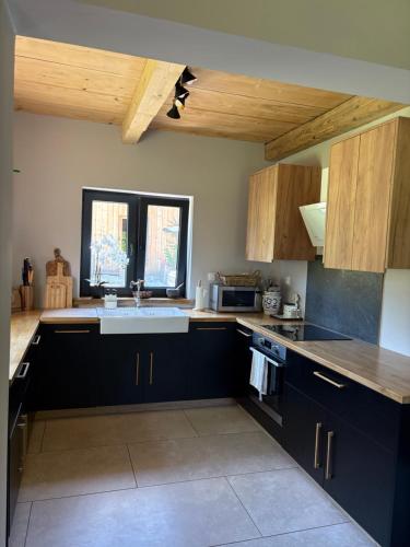 Una cocina o zona de cocina en Dom Wakacyjny Brzozowy Gaj Bieszczady