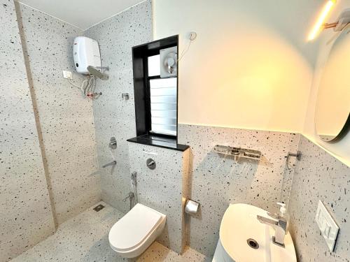 Ένα μπάνιο στο Chic 1BHK Goan Retreat with Balcony, Pool & Amenities - Close to Candolim Beach