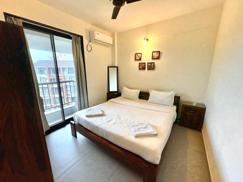 Ένα ή περισσότερα κρεβάτια σε δωμάτιο στο Chic 1BHK Goan Retreat with Balcony, Pool & Amenities - Close to Candolim Beach
