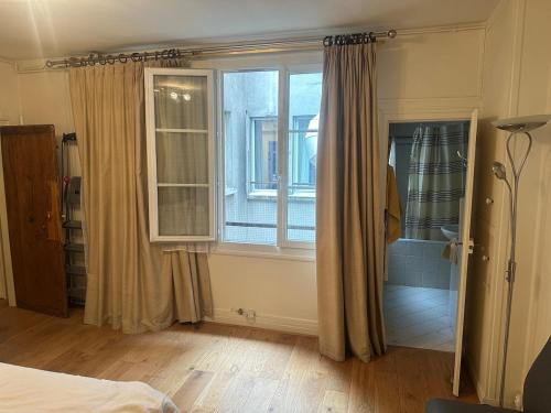 Parisian modern Flat 10 min walk to The Louvre