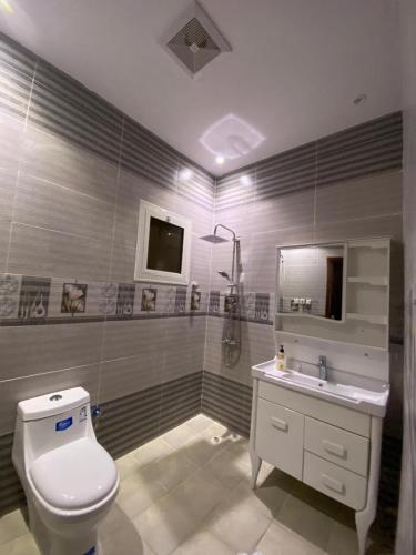 Koupelna v ubytování دور مستقل مع حوش ومجلس خارجي