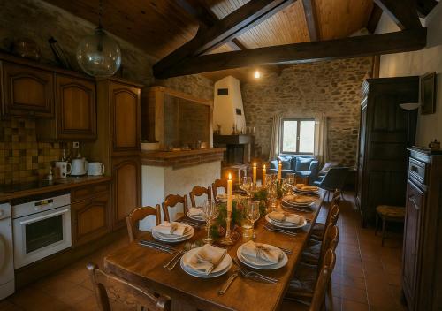 - une table en bois dans une cuisine avec salle à manger dans l'établissement Chalet familiale de montagne - Pyrénées-Orientales, à Puyvalador