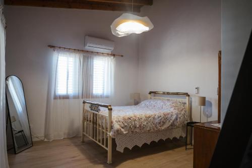 une chambre avec un lit et une fenêtre dans l'établissement Omodos Serenity House, à Omodos