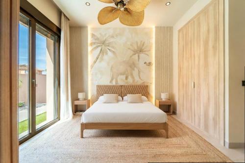 Ένα ή περισσότερα κρεβάτια σε δωμάτιο στο Villa LaLola con piscina climatizada