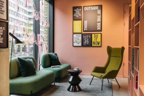 a waiting room with two chairs and a couch at The Social Hub Eindhoven Extended Stay in Eindhoven