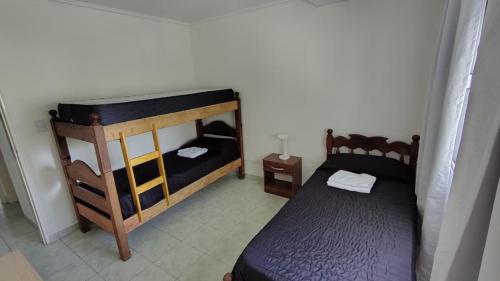 a room with two bunk beds in a room at Departamento Costa Del Sol - 2 dormitorios in Neuquén
