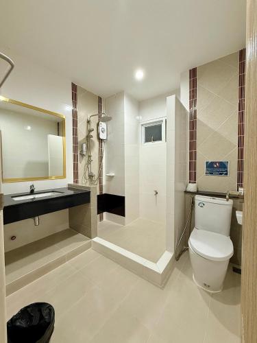 a bathroom with a toilet and a shower and a sink at Litha Homestay HatYai in Sathani Khlong Rian