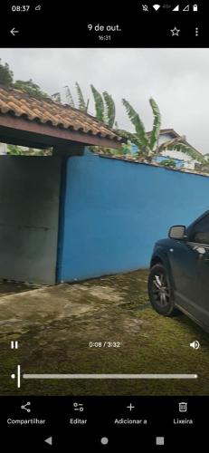 a video of a car parked next to a building at Casa tranquila Itanhaém in Itanhaém