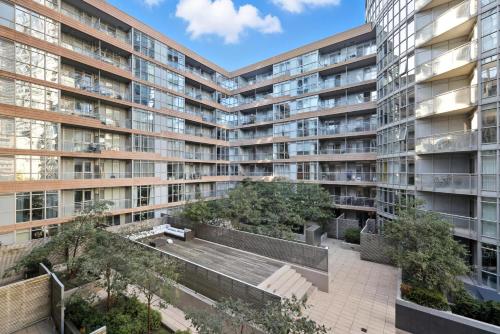 ein Apartmenthaus mit einer Bank davor in der Unterkunft Trendy 1BR Condo Free Parking Downtown Toronto in Toronto