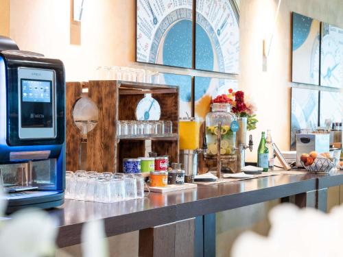 ブザンソンにあるMercure Besancon Parc Micaud - Hotel & Barのカウンター付きのバー