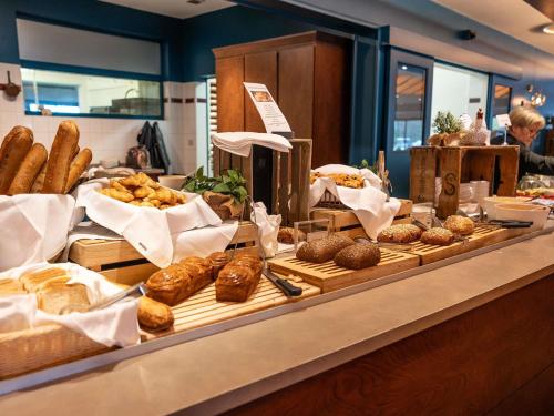 モンサンミッシェルにあるメルキュール モン サン ミシェルのパンとペストリーを揃えたビュッフェ