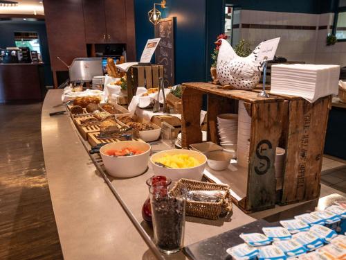 モンサンミッシェルにあるメルキュール モン サン ミシェルの店のテーブルの上のビュッフェ