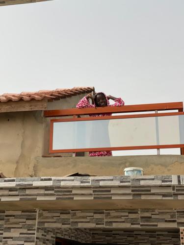 a person taking a picture on top of a roof at Résidence Ndackel in Kammba