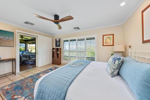 Un dormitorio con una cama y un ventilador de techo. en Kaanapali Plantation 9 · KPL 9 Panoramic Ocean Views Kaanapali N, en Lahaina