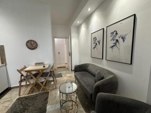 Pink Hub Apartment No 2Stay in the Heart of Tiran