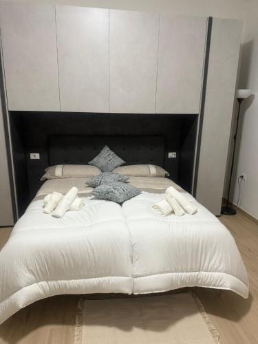 a large white bed in a bedroom with a headboard at Casa La Perla in Montevarchi