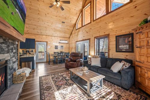 Luxury Cabin with Hot Tub and Resort Access photo 12