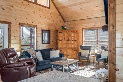 Luxury Cabin with Hot Tub and Resort Access photo 13