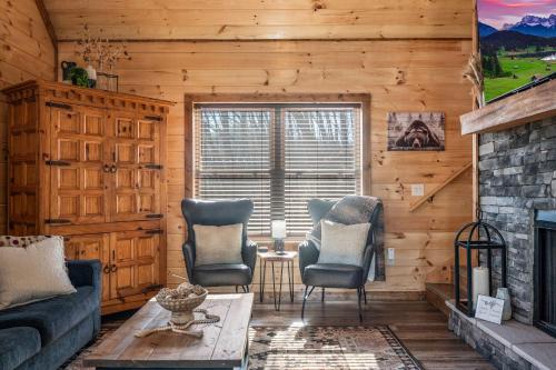 Luxury Cabin with Hot Tub and Resort Access photo 10