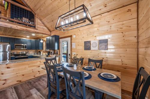 Luxury Cabin with Hot Tub and Resort Access photo 18
