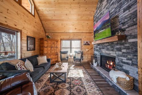 Luxury Cabin with Hot Tub and Resort Access photo 14