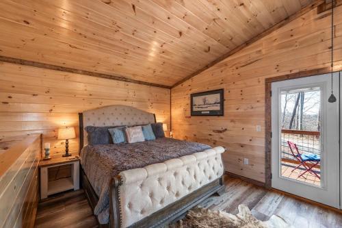 Luxury Cabin with Hot Tub and Resort Access photo 31