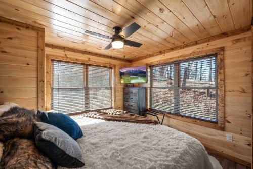 Luxury Cabin with Hot Tub and Resort Access photo 22