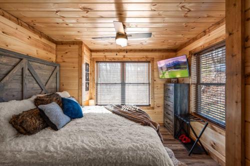 Luxury Cabin with Hot Tub and Resort Access photo 24