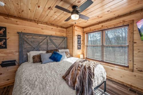Luxury Cabin with Hot Tub and Resort Access photo 23