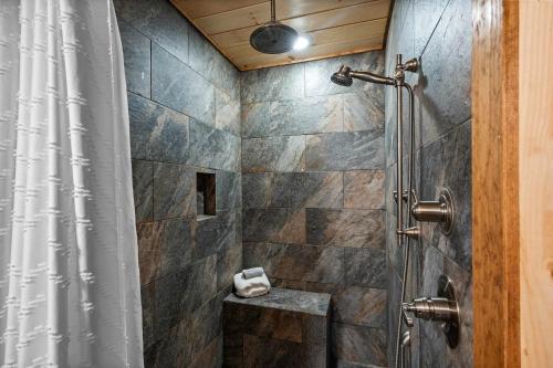 Luxury Cabin with Hot Tub and Resort Access photo 7