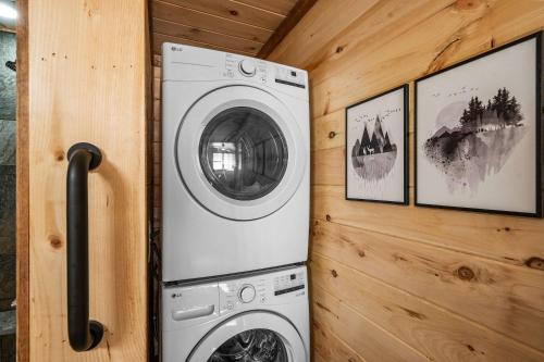 Luxury Cabin with Hot Tub and Resort Access photo 26
