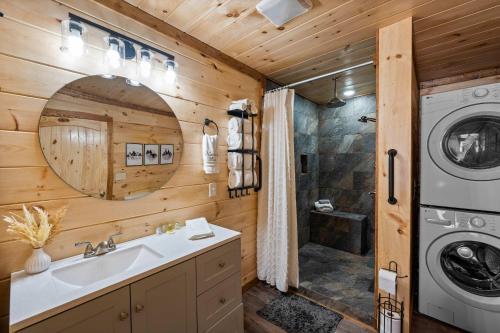 Luxury Cabin with Hot Tub and Resort Access photo 25