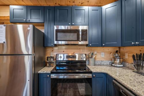Luxury Cabin with Hot Tub and Resort Access photo 15