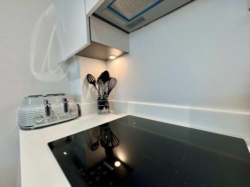 Køkken eller tekøkken på Luxury 2 bed Apt Near Ascot & Windsor