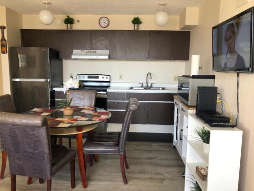 cocina con mesa y sillas y cocina con fregadero en Lovely APT AC, Free Parking, Ocean View, en Honolulu