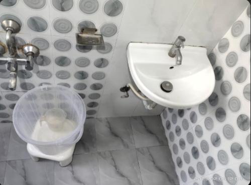 Ένα μπάνιο στο Basil Inn