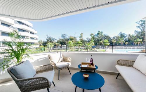 ein Balkon mit Möbeln und Blick auf einen Pool in der Unterkunft Lovely Apartment In Torremolinos in Torremolinos