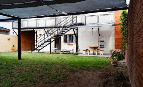 - une terrasse avec une table et un escalier dans un bâtiment dans l'établissement AMALIA departamentos, à San Rafael
