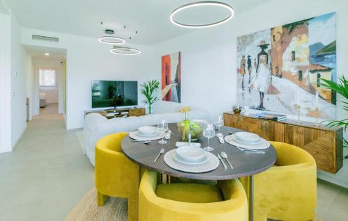ein Esszimmer mit einem Tisch und gelben Stühlen in der Unterkunft Lovely Apartment In Torremolinos in Torremolinos