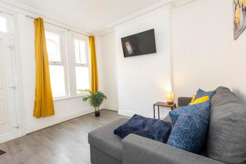 a living room with a couch and a tv at The Robinwood Green Haven Retreat Luxurious 3 Bedroom Stay Sleeps 7 in Nottingham