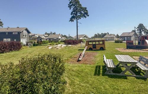 einen Park mit einer Bank und einem Picknicktisch in der Unterkunft 4 Bedroom Lovely Home In Færvik in Gjerstad