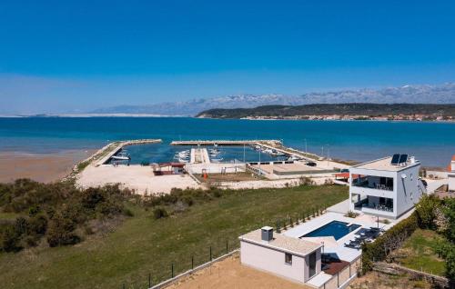 una vista aérea de una casa junto a un cuerpo de agua en Stunning Home In Ljubacki Stanovi, en Ljubač