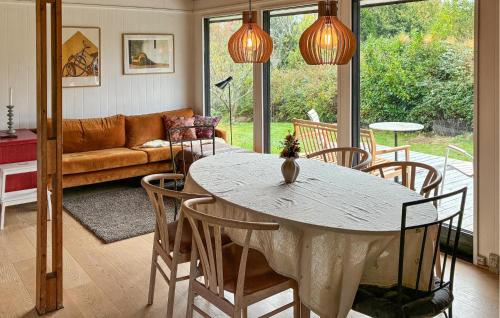 VejbyにあるAmazing Home In Vejby With Wifiのテーブルと椅子とソファのあるリビングルーム