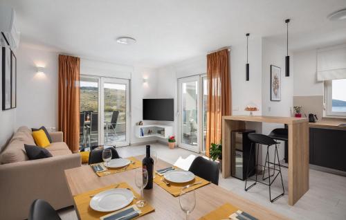 Una sala de estar con un sofá y una mesa con sillas. en Stunning Home In Ljubacki Stanovi, en Ljubač