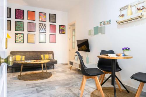 una sala de estar con un sofá y una mesa en Alohamundi Rocío, en Sevilla