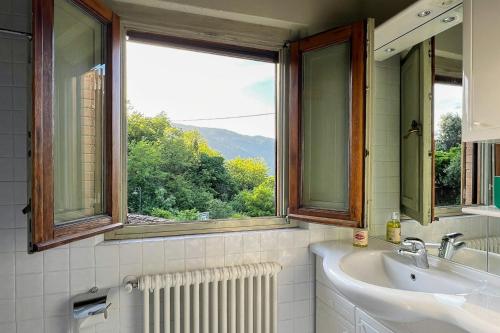 Bilik mandi di Tuscan Retreat With Pool And Panoramic Views