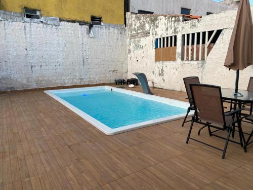 Swimmingpoolen hos eller tæt på Casa com piscina próximo a praia do atalaia e rua do atalho